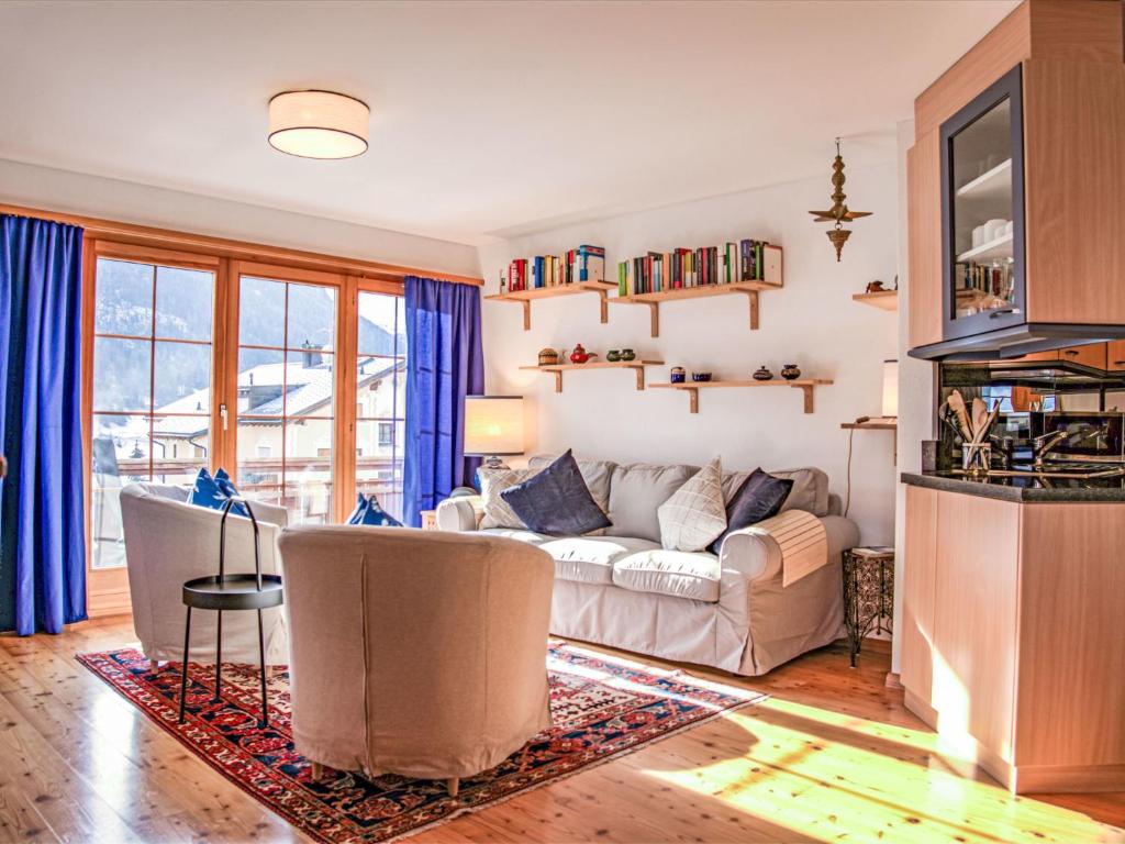 uma sala de estar com um sofá e uma mesa em Apartment Chesa Arpschellas - Reis by Interhome em Zuoz