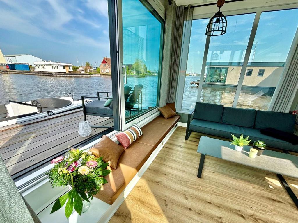 uma sala de estar com vista para a água em Holiday Home Harboursuite incl- boot-1 by Interhome em Woudsend