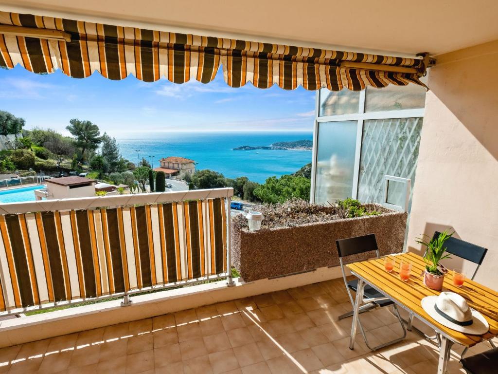 Elle comprend un balcon offrant une vue sur l'océan. dans l'établissement Apartment Les Balcons d'Eze-2 by Interhome, à Èze