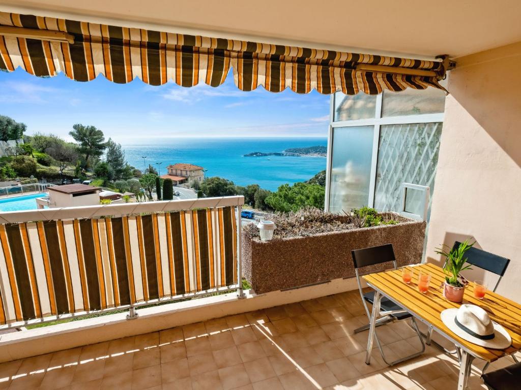 un balcon avec vue sur l'océan dans l'établissement Apartment Les Balcons d'Eze-2 by Interhome, à Èze