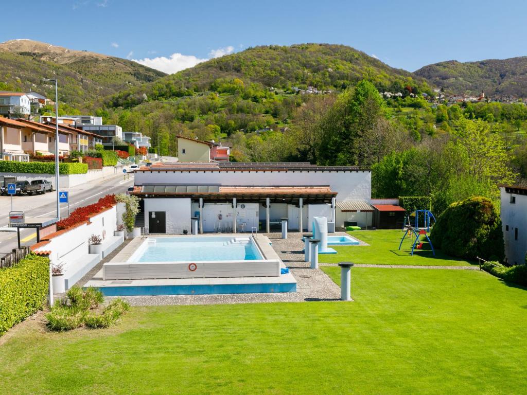 una casa con piscina en un patio en Apartment Villaggio Sureggio - App- A 1 by Interhome, en Lugaggia