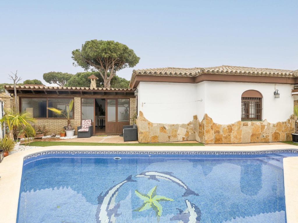 een villa met een zwembad voor een huis bij Holiday Home Vereda Cádiz Conil by Interhome in Chiclana de la Frontera
