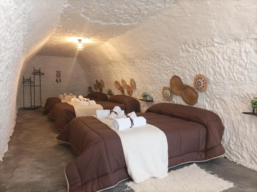 Postel nebo postele na pokoji v ubytování Cueva la Trapera