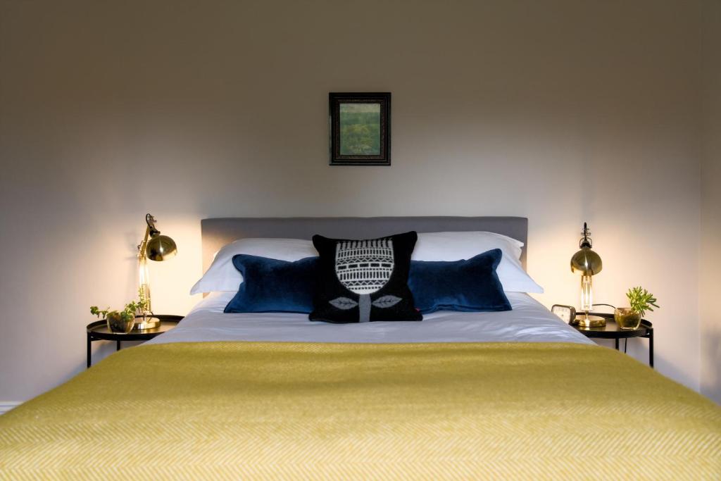 Säng eller sängar i ett rum på The Beeches - Chatsworth Apartment No 5 - Sleeps 4