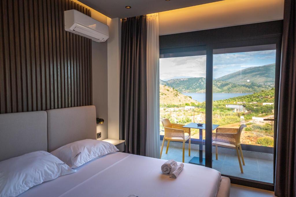 Postel nebo postele na pokoji v ubytování Lake View Rooms Ksamil