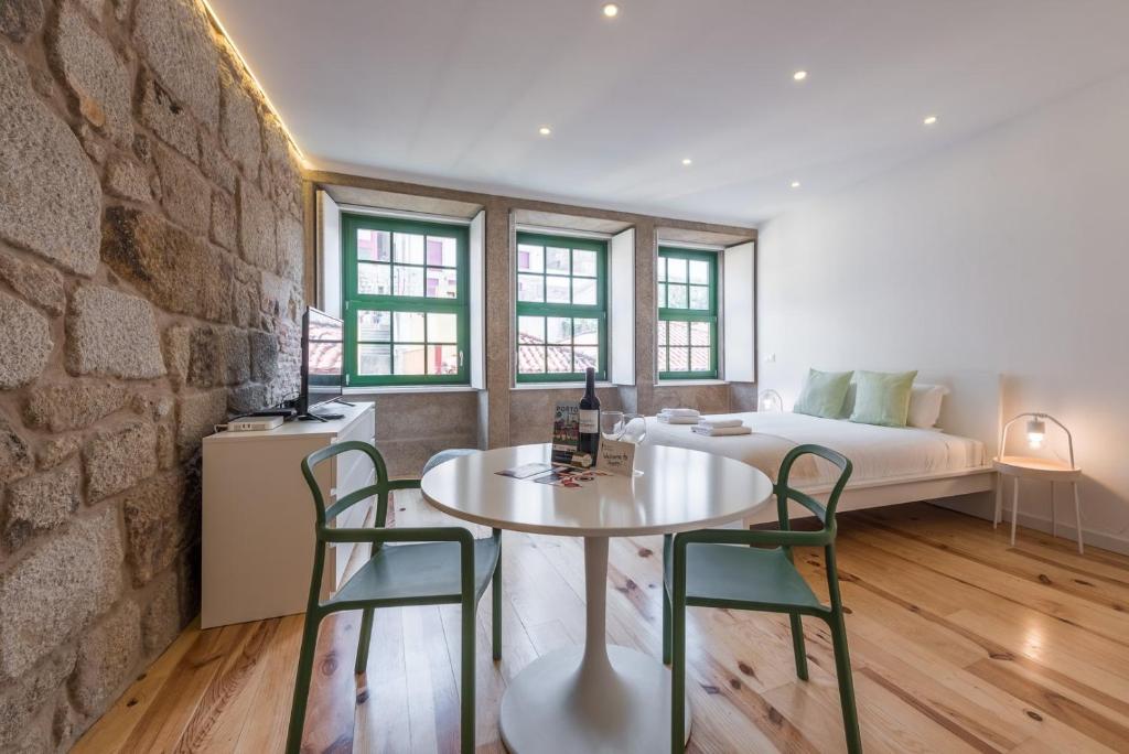 una camera con tavolo, sedie e letto di GuestReady - Mezuzah Yellow a Porto