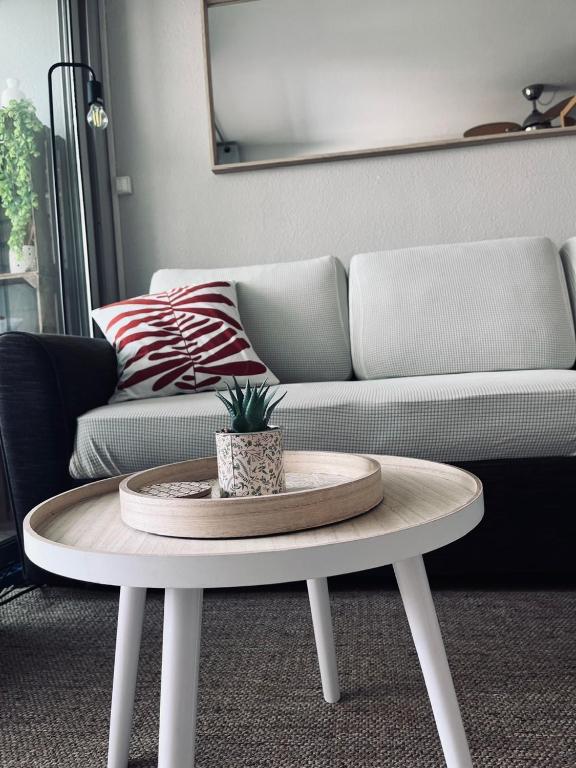 un salon avec un canapé et une table basse dans l'établissement Le Dauphin - 150m de la plage - Piscine -, à La Grande Motte