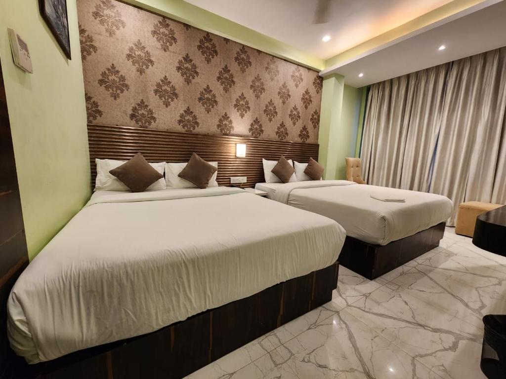 Postel nebo postele na pokoji v ubytování Hotel Cresent - Near Assi Ghat