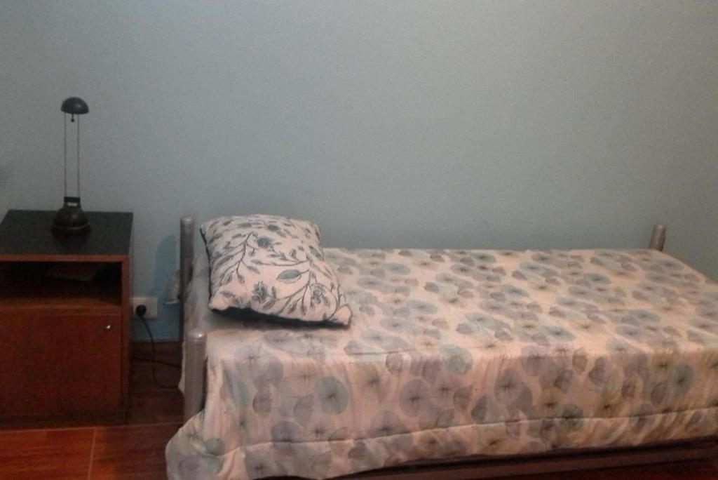 a bedroom with a bed with a pillow and a table at Residencia "Libertad" in San Andrés