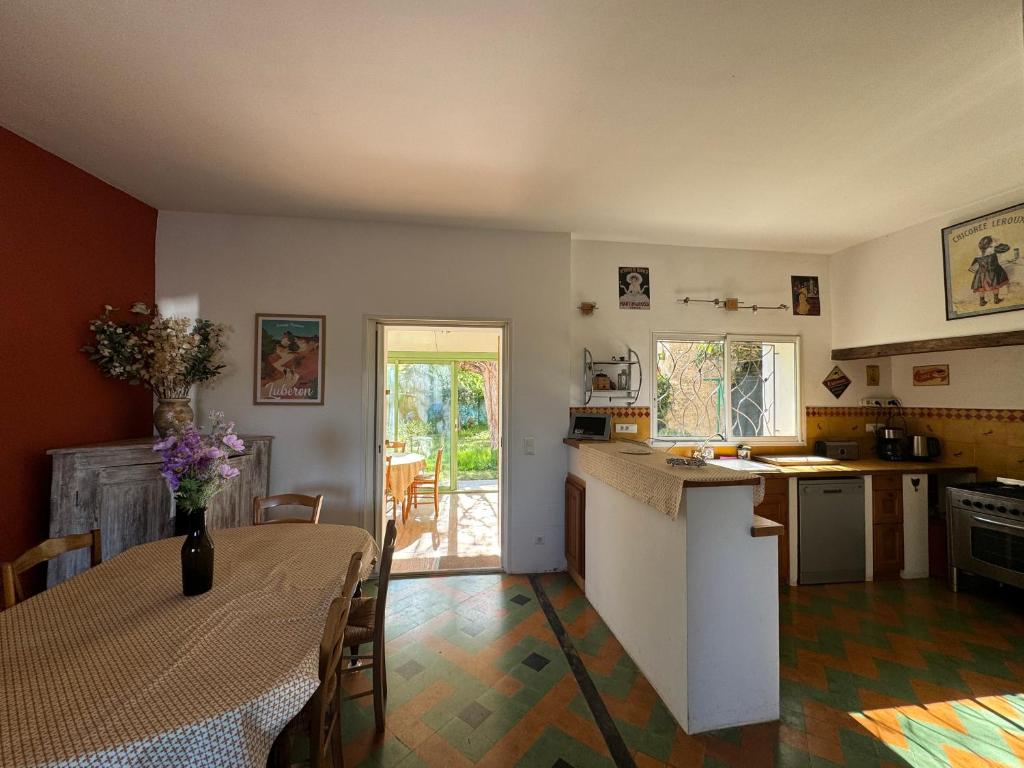 Kuchyň nebo kuchyňský kout v ubytování La Boissetane, maison provençale avec piscine et jardin, au pied du Luberon