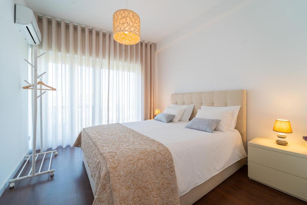 - une chambre avec un lit et une grande fenêtre dans l'établissement Casa Pedro Porto, à Porto