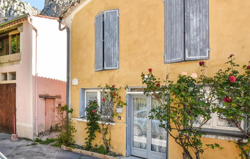 une maison jaune avec des fenêtres et une porte dans l'établissement 1 Bedroom Beautiful Home In Moustiers-sainte-marie, à Moustiers-Sainte-Marie
