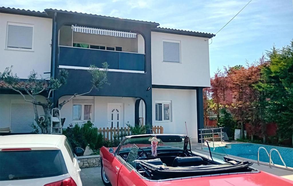 Bazén v ubytovaní Apartment Fazana Pineta Ii Ogranak Ii alebo v jeho blízkosti