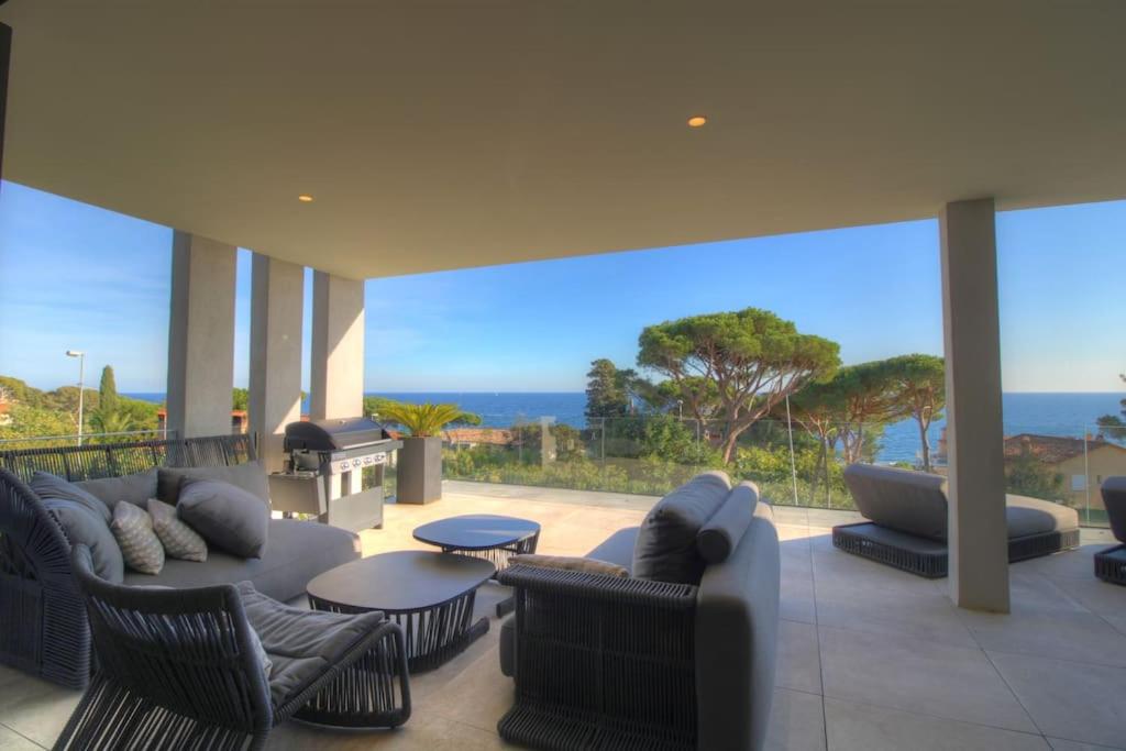 - un salon avec canapés et vue sur l'océan dans l'établissement Blue Diamond - 8 personnes - 5*, aux Issambres