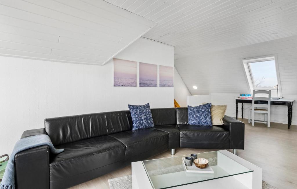 Posezení v ubytování 3 Bedroom Beautiful Home In Vesløs