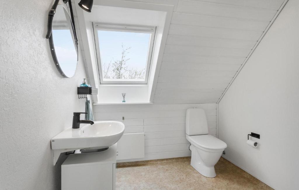 Koupelna v ubytování 3 Bedroom Beautiful Home In Vesløs