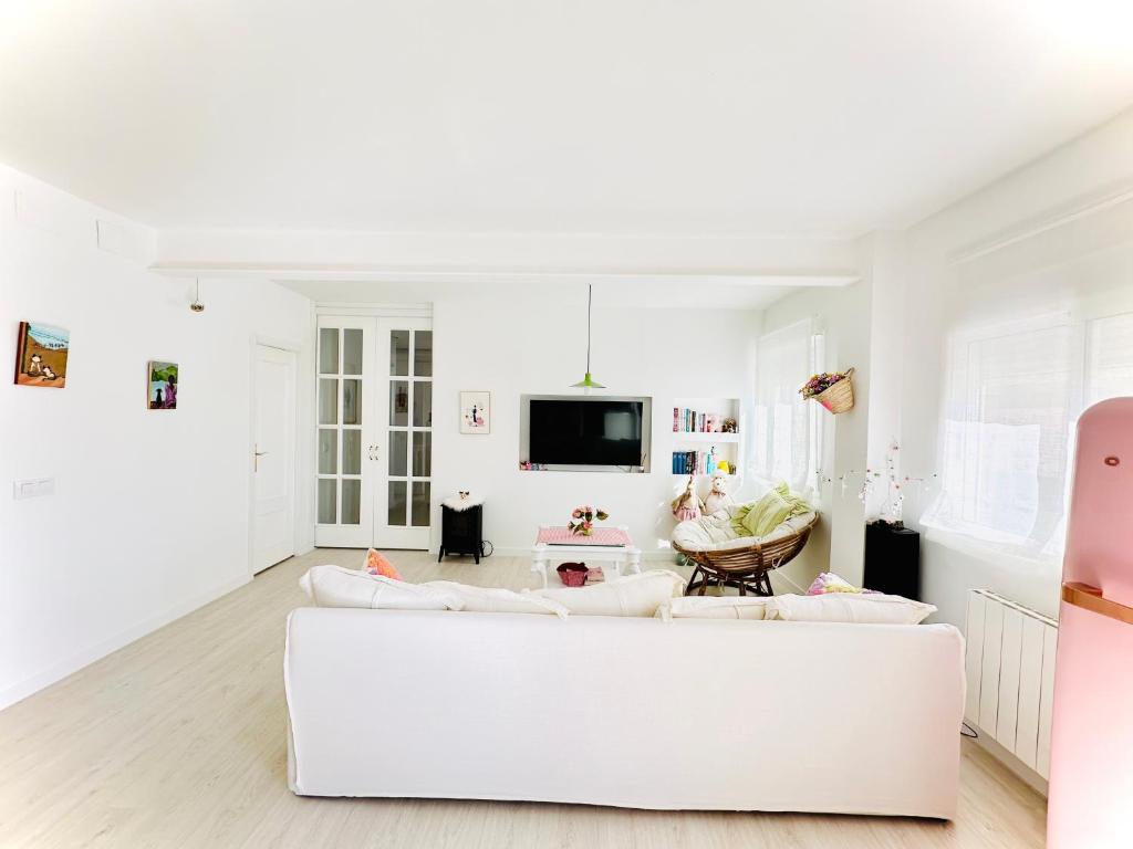 ein weißes Wohnzimmer mit einer weißen Couch in der Unterkunft Mi casa es la tuya in Caudiel