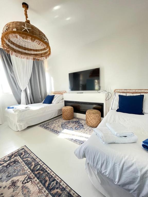- un salon avec 2 lits et une télévision à écran plat dans l'établissement Beach Front Apartment, à Gibraltar