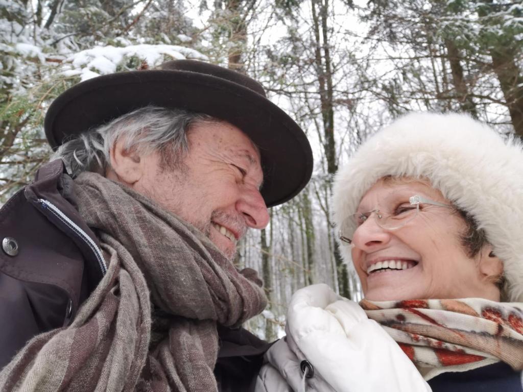 Un uomo più vecchio e una donna nella neve di villa taro a Tornolo