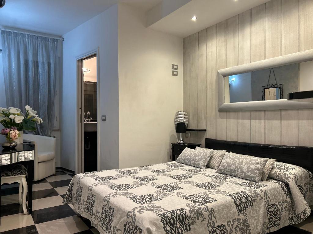 1 dormitorio con cama y espejo en la pared en Affittacamere 4 bassotti en Monterosso al Mare