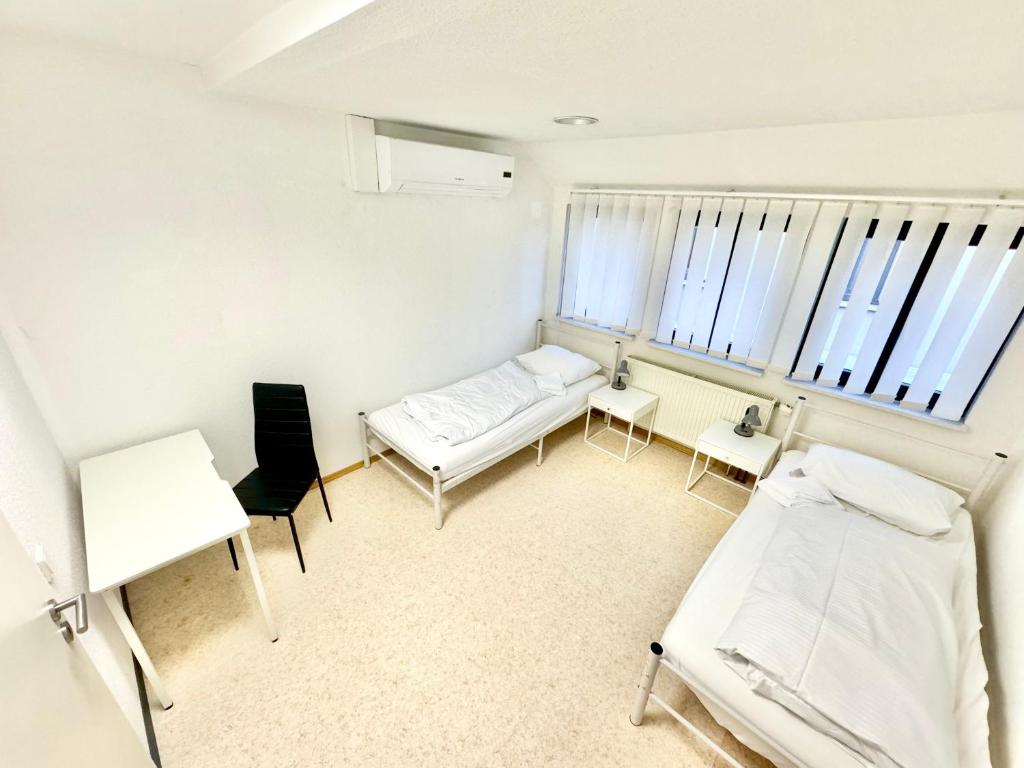 una camera con letto, divano e finestre di Moderne Location für 12 Gäste in Top-City-Lage a Wolfsburg