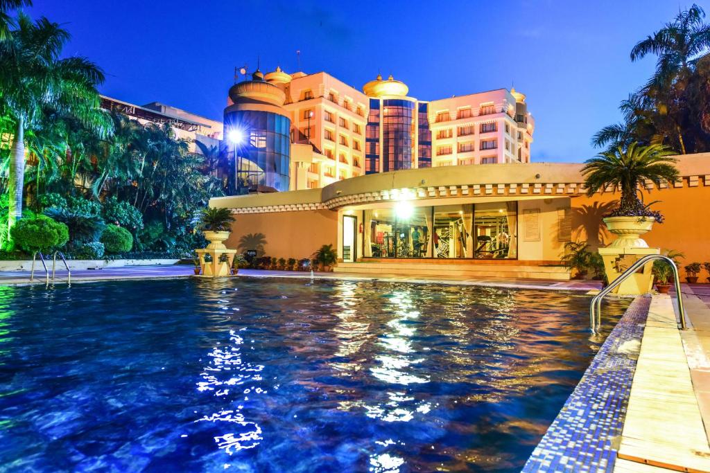 Bazén v ubytování Hotel Swosti Premium Bhubaneswar nebo v jeho okolí