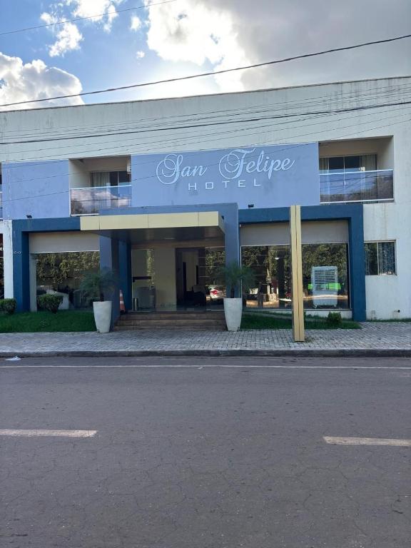 ein Gebäude mit einem Schild, das die Möbel liest in der Unterkunft San Felipe Hotel in Colinas do Tocantins