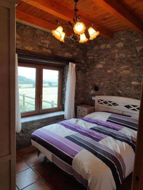 um quarto com uma cama e uma parede de pedra em CASA TOMASIN 