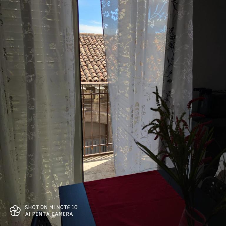 okno z widokiem na dom w obiekcie La casa di Antonia w Katanii