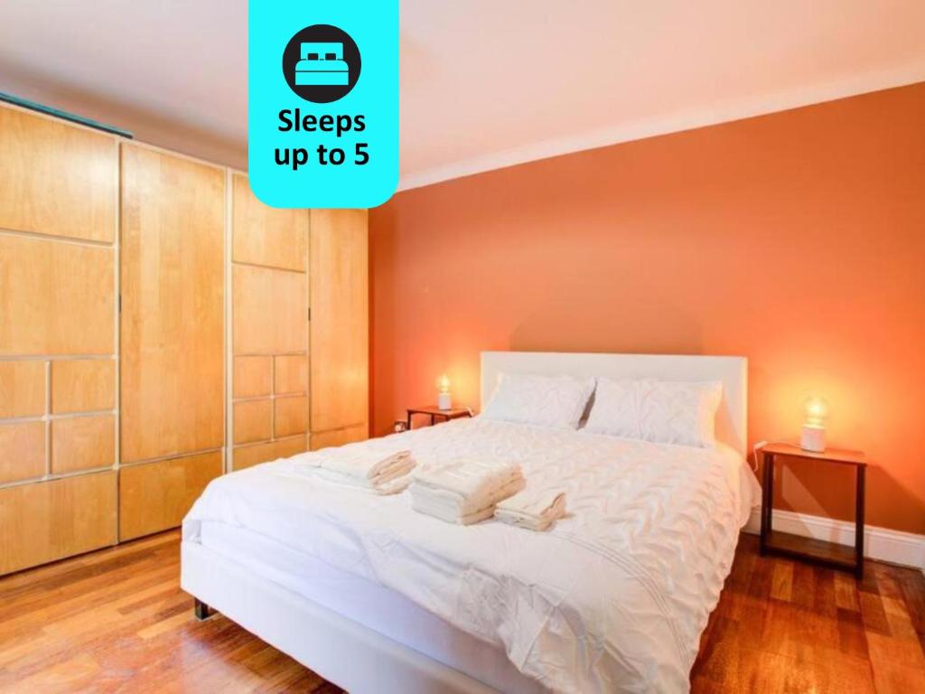 Katil atau katil-katil dalam bilik di Newly Renovated Urban Oasis Flat in Brixton