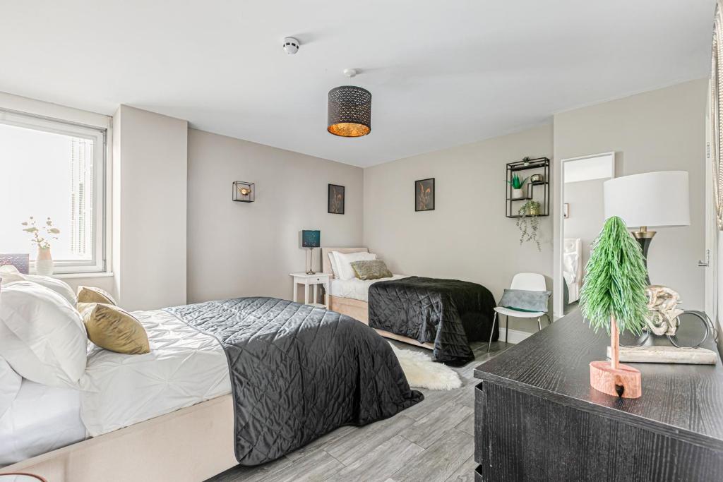 Airhost's Brighton's Best Green Diamond Escape with Sea Views - Two-Bedroom Apartment