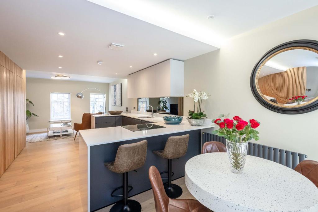 Visual Reference: Dragon Suites City Centre 2 Bed Luxury Mews House Edinburgh