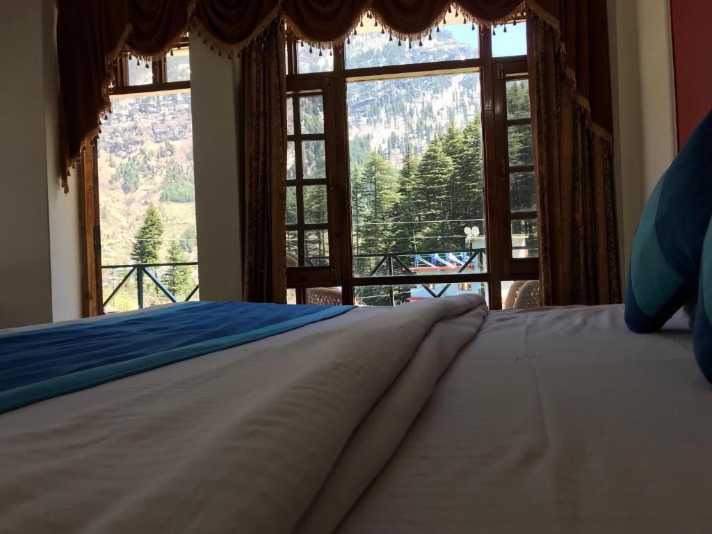 سرير أو أسرّة في غرفة في Sanmiro Lodge