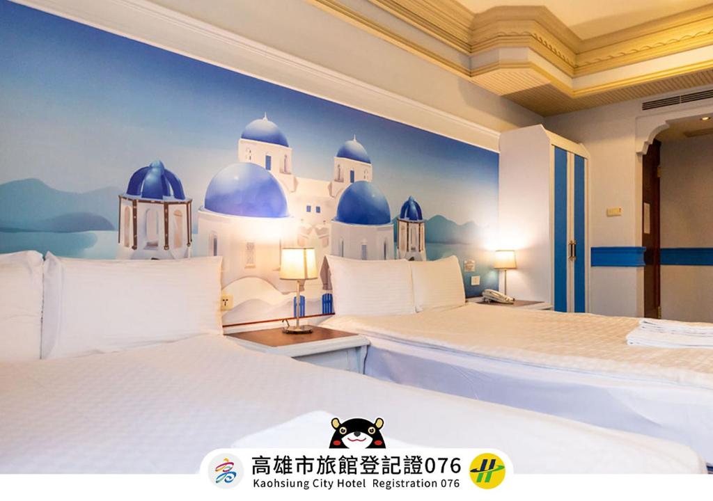高雄的住宿－高雄靉嗨三多行旅，酒店客房,设有两张带蓝白色墙壁的床。