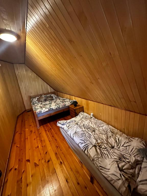 una camera con due letti in una sauna di Domek letniskowy w Puszczy Augustowskiej z sauną i balią a Ateny