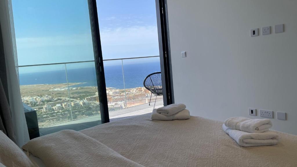 Postel nebo postele na pokoji v ubytování Mercury Tower Suites