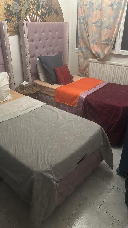 מיטה או מיטות בחדר ב-Laila