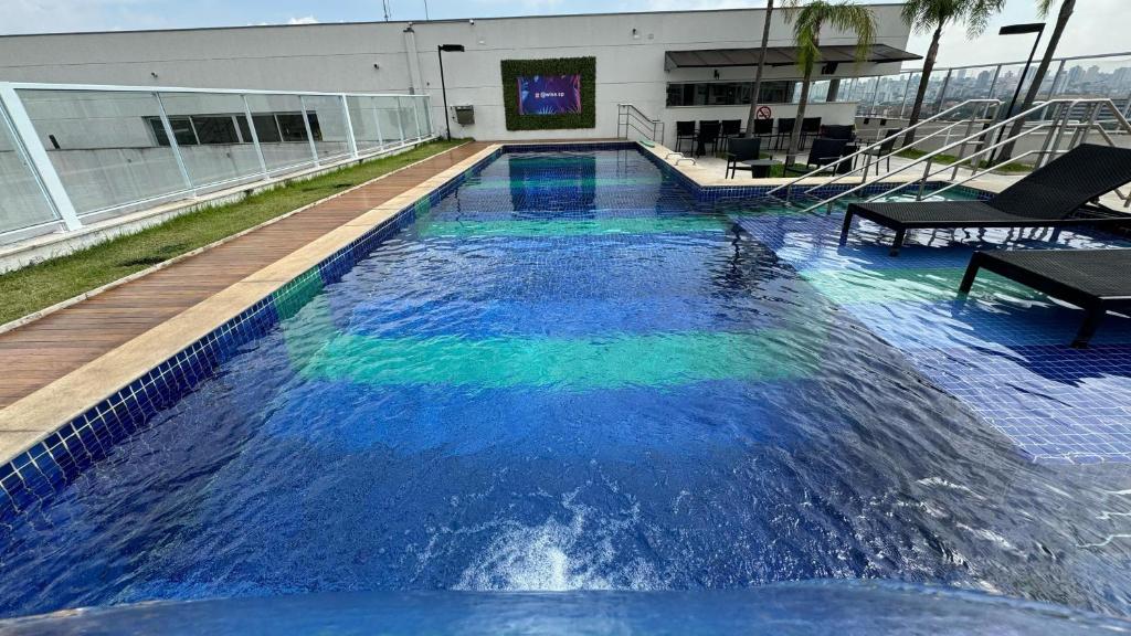 a swimming pool on top of a building at HM - Aconchegante Apto em Santana in São Paulo