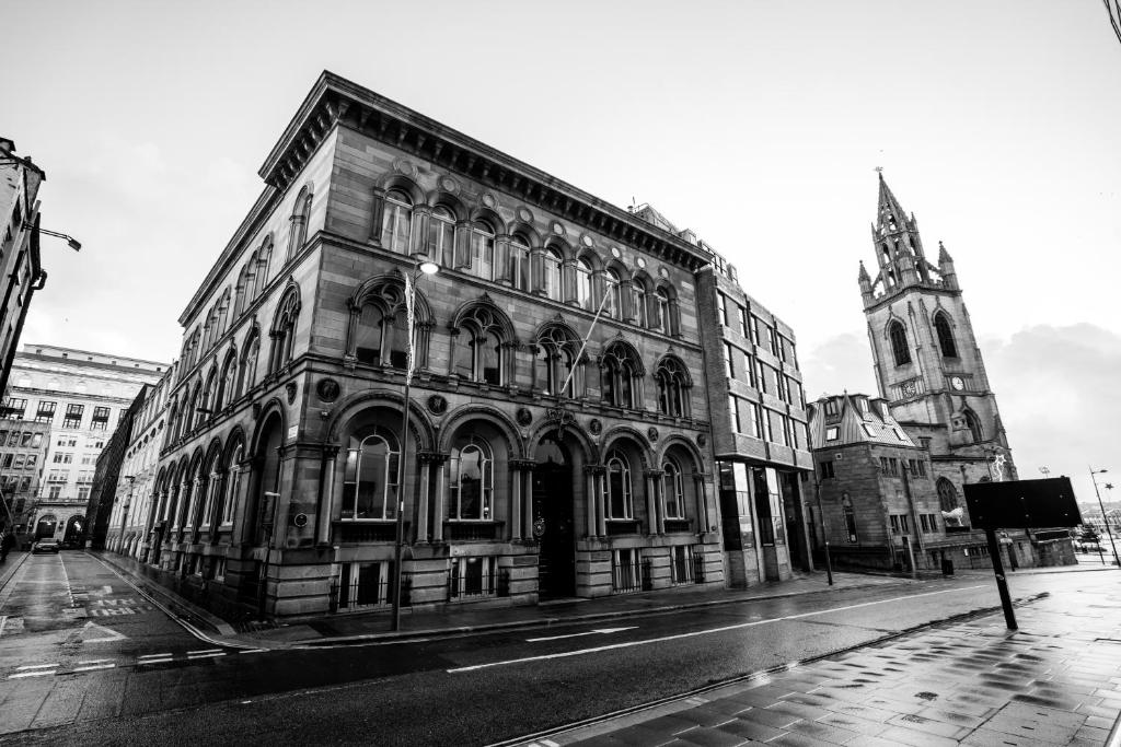 een zwart-witte foto van een gebouw op straat bij The Racquet Club in Liverpool