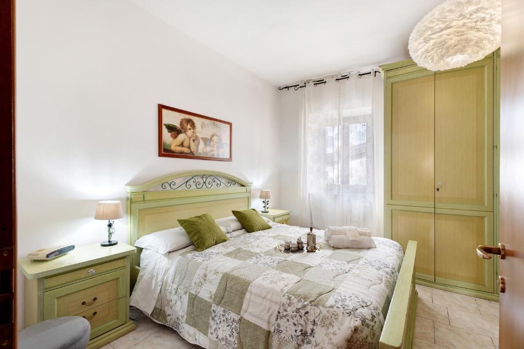 um quarto com uma cama verde e branca e uma janela em Casa Perry - Lago Maggiore em Borgo Ticino