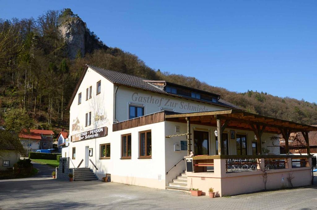 Nespecifikovaný výhled na hory nebo výhled na hory při pohledu z penzionu – hostince