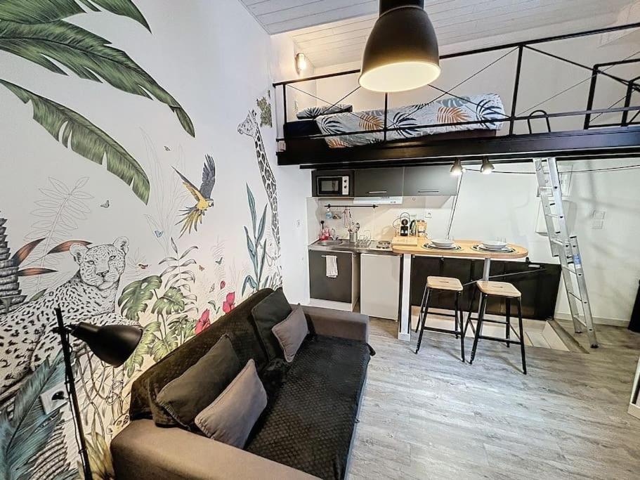 Il comprend un salon avec une mezzanine et une cuisine. dans l'établissement Le Petit Ramblas - Charmant studio en Hypercentre, à Toulouse