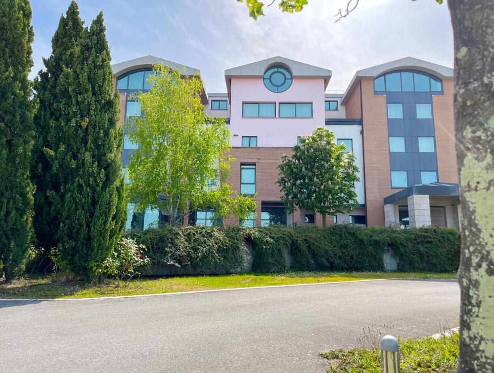 um edifício com um relógio em cima em don guglielmo panoramic hotel & spa em Campobasso