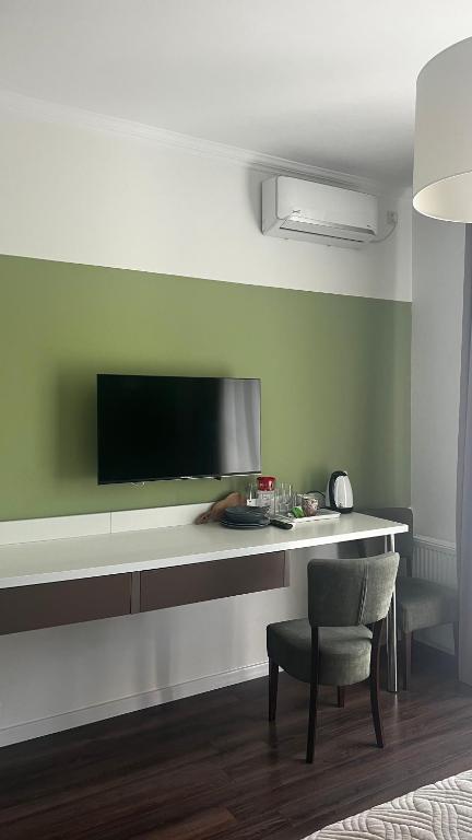 TV a/nebo společenská místnost v ubytování Карпати Кайзервальд апарт