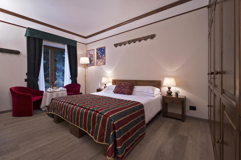 Łóżko lub łóżka w pokoju w obiekcie Boutique Hotel Villa Blu Cortina D'Ampezzo