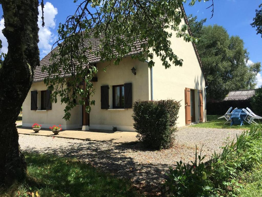 Το κτήριο όπου στεγάζεται  η παραθεριστική κατοικία