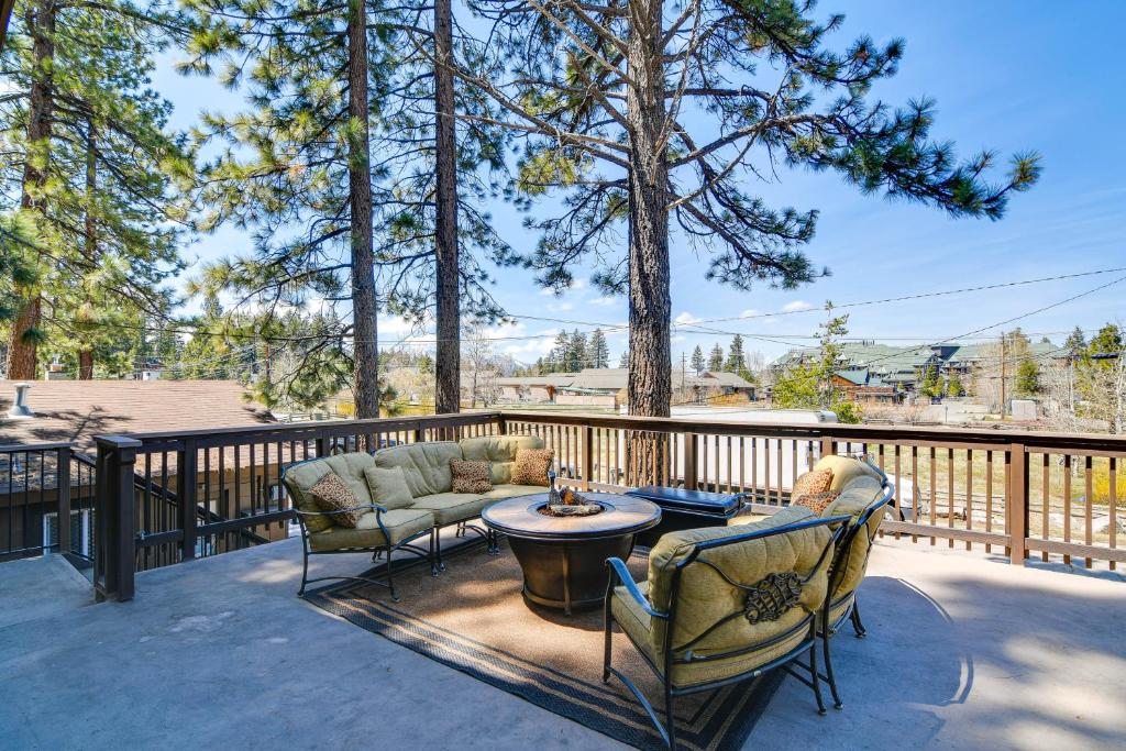 patio con 2 sedie e tavolo su una terrazza di South Lake Tahoe Townhome Walk to Lake! a South Lake Tahoe