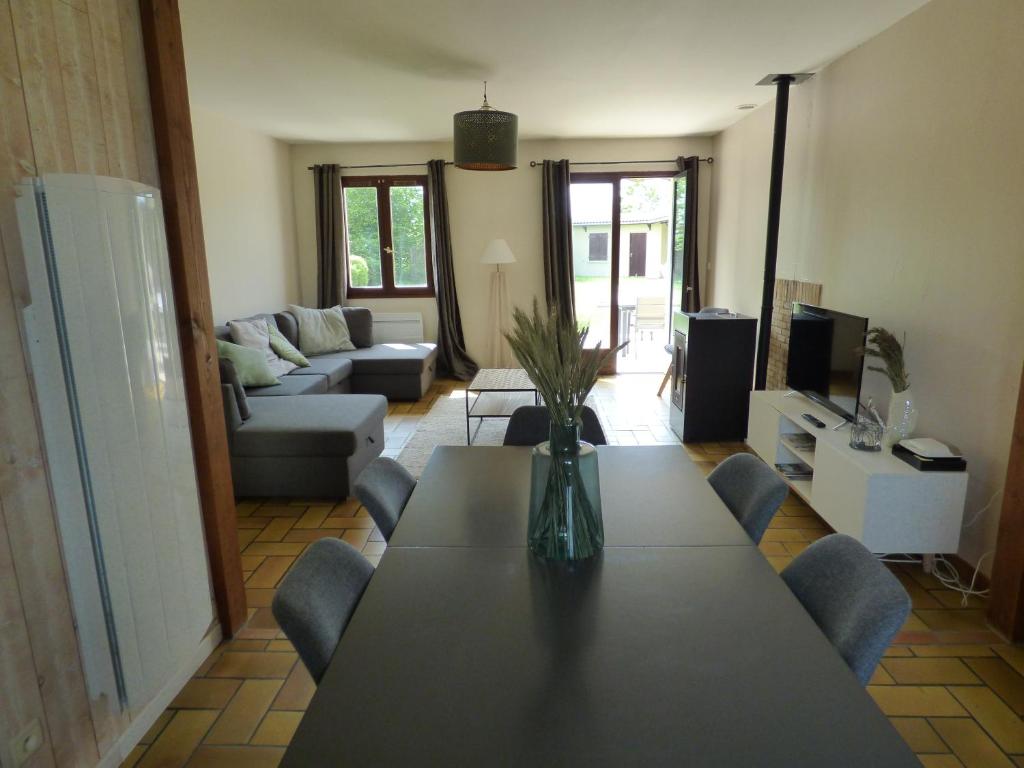 a living room with a table and a couch at Terre et Mer, maison avec jardin in Quend