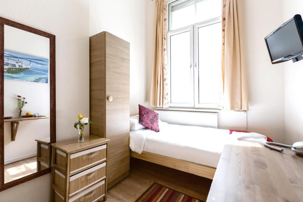 
Single Room with Shared Bathroom
