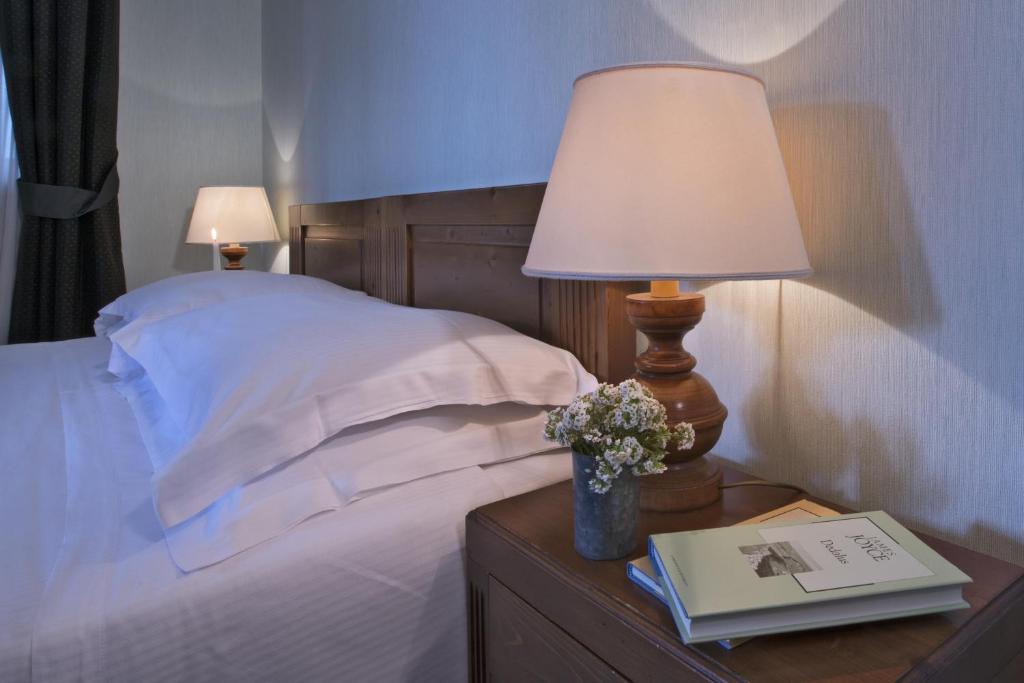 Łóżko lub łóżka w pokoju w obiekcie Boutique Hotel Villa Blu Cortina D'Ampezzo